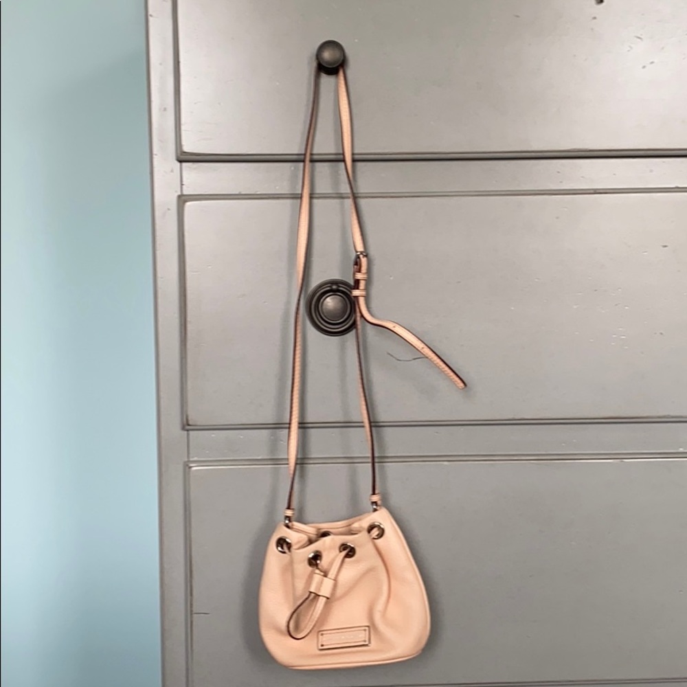 marc jacobs tie purse!!